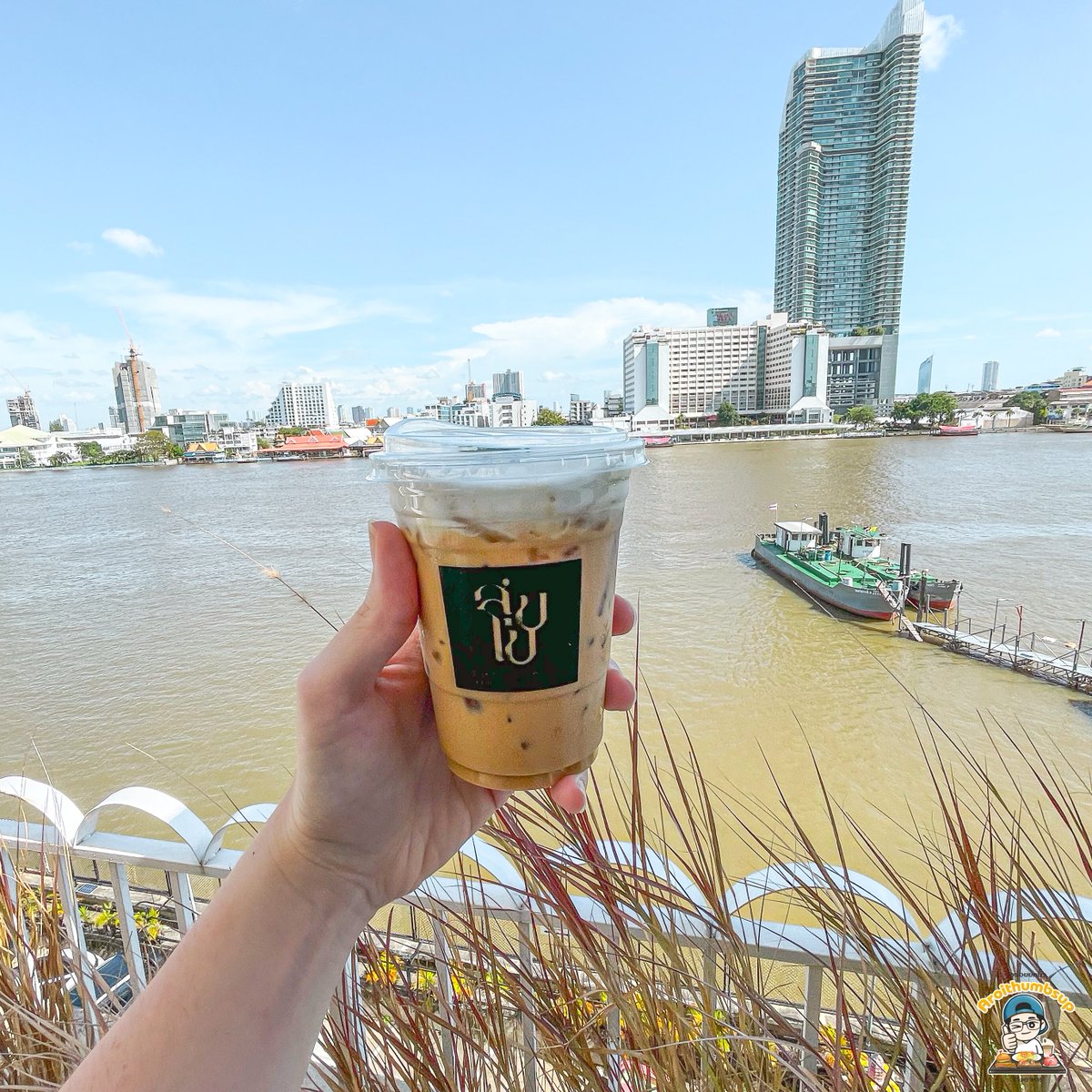 aroithumbsup's tweet photo. ไม่มีอะไรฟินเท่ากับกาแฟกับวิวริมแม่น้ำเจ้าพระยาดีๆแล้วว☺️ 
.
เพิ่งรู้จักร้านนี้เหมือนกันชื่อร้าน สุขโข Slow Bar อยู่รูฟท็อปชั้น 4 ของ รร.เข้าท่า ซอยเจริญนคร 37 กาแฟใช้ไ้ด้ เค้กโอเค วิวให้เต็มจ้าาา ฝั้งตรงข้ามคือชิงช้าสวรรค์เอเชียทีค ลมแรงมากก ฟินนน (ต่อ) @aroii https://t.co/RiXK0Qh2D7