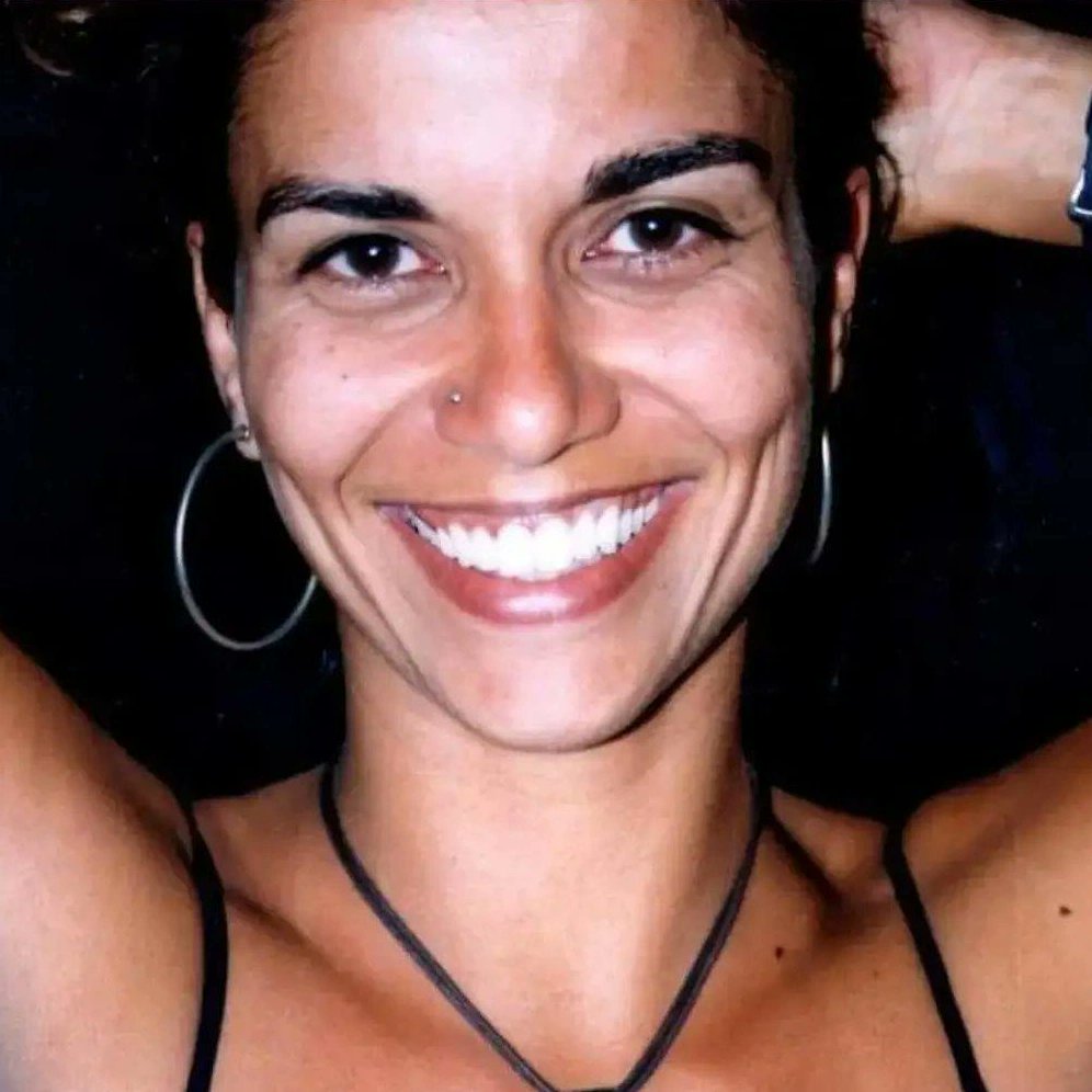 CrisFeldens's tweet photo. @fernandapsol Fernanda, por favor, me ajuda a encontrar minha prima. Luciana Heinze está desaparecida desde o dia 30/09. Foi vista pela última vez  na Cidade Baixa, PoA, saindo da casa da mãe. Lu é advogada criminalista. Uma pessoa de bom coração, batalhadora. Um ser humano incrível.Divulga!🙏🏻 https://t.co/yH9AnX8kIA