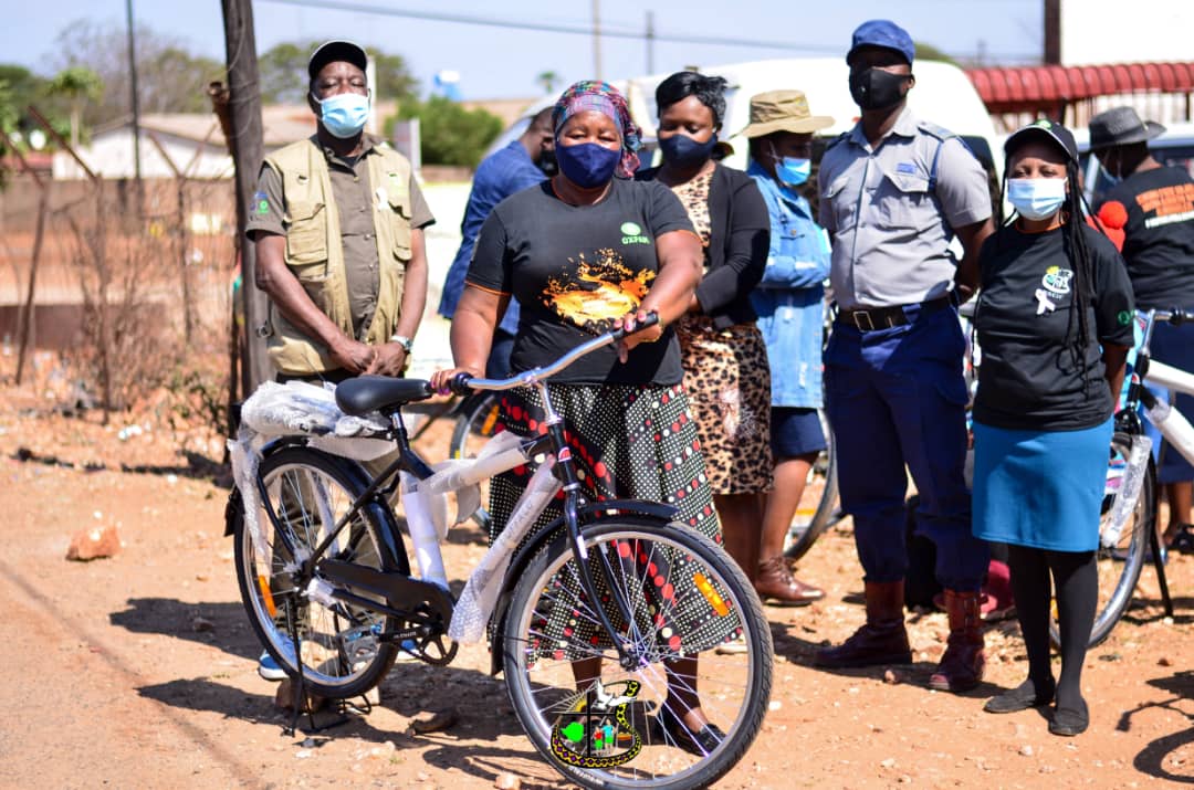 HOCICZW's tweet photo. Improve mobility➡️Improve rapid response to #GBV.

[A Happy PORTFOLIO⏬

#HOCICzw and @OxfaminZim handover bicycles to #CommunityActivists in Matobo under the #SecuringRightsProgram 

Thanks to our longstanding Partnership in the #Securing #Rights #Program. https://t.co/juM8wuYRWD