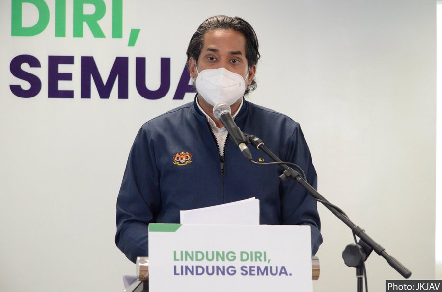 NewsBFM's tweet photo. 1. Health Minister Khairy Jamaluddin is urging the people, especially politicians, to keep their face masks on in public.

"Many politicians have diabetes, hypertension and are probably obese," he wrote on Instagram. https://t.co/3SSBbETV62