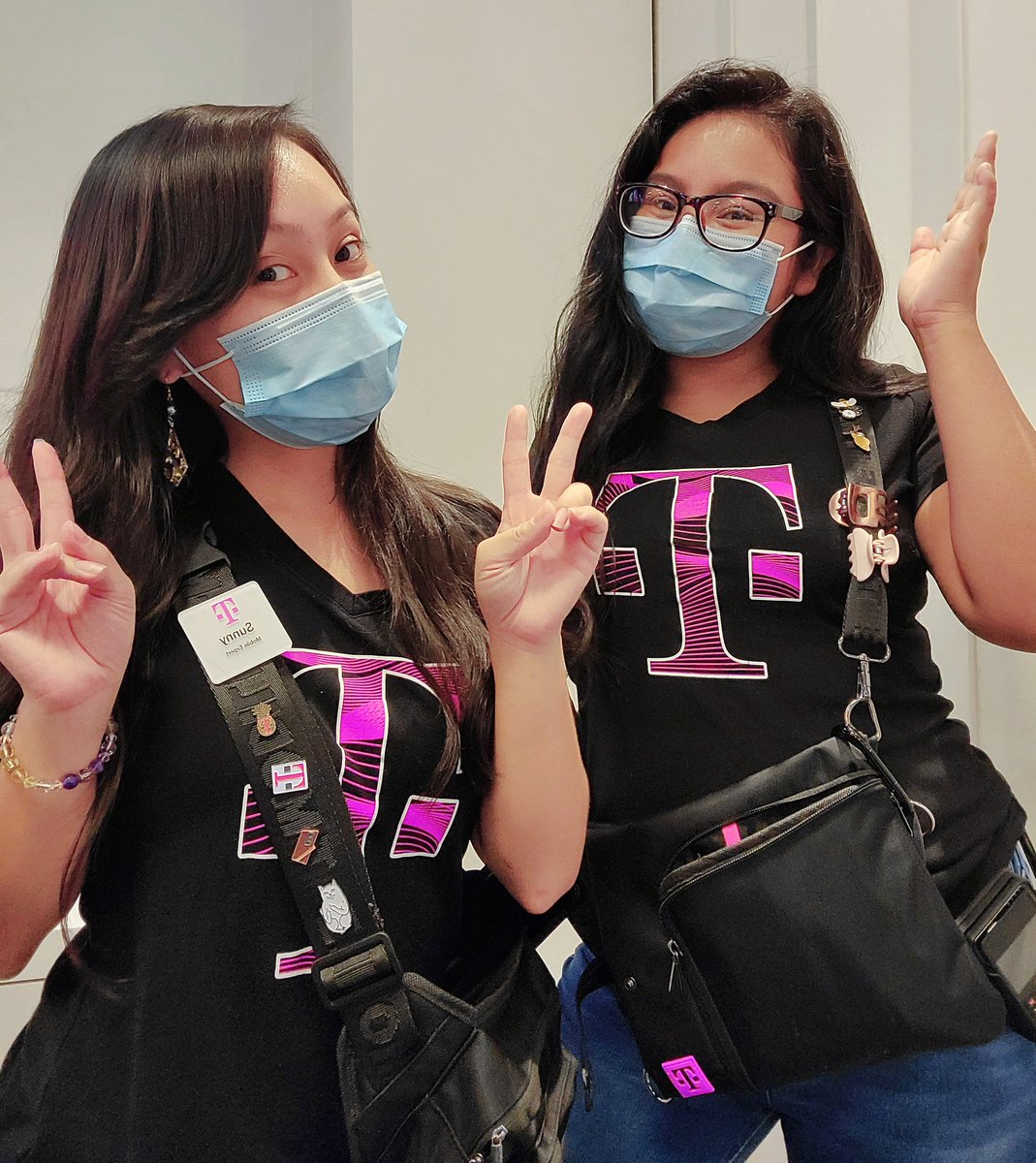 SunnyValencia14's tweet photo. It's been a crazy week, but #Teamwork makes the #Dreamwork 💖 @AnaUrquidi1 #Pearlkai #Westisbest #ReadytoWin #BeMagenta #CustomerObsessed #Uncarrier #TeamMagenta https://t.co/54K2PpbACe