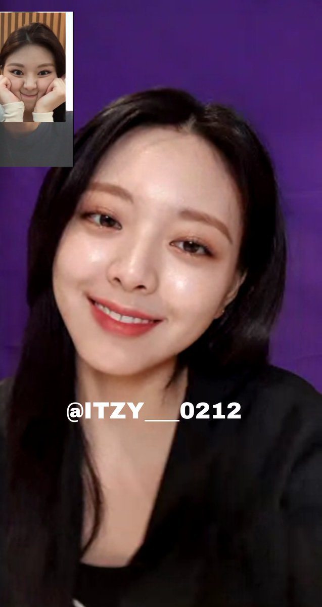 ITZY___0212's tweet photo. 아ㅏㅏㅏ아ㅏㅏ 유나가 너무 예뻐서 떨렸어요😣 
얼굴만 봐도 긴장되네요
그래서 영상을 못 찍었어요🌚
그래두 괜찮아요
왜냐면 좋은 추억을 만들었어🥺

다음에도 꼭 봐요! https://t.co/qSuA0AJisj