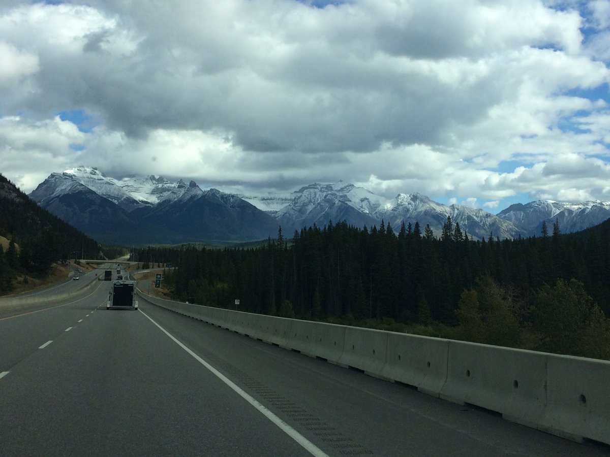katechkah's tweet photo. A všechno jednou končí. Přespáváme v Lake Louise kempu obehnáni elektrickým ohradníkem, protože je období říje. Je čas zrušit totel, uklidit Dodge Grand Caravan a vrátit se do Calgary. Čeká náš 15 hodinová cesta do Vancouveru. Nechce se nám. #lajftrip https://t.co/xQMzIEQTYy