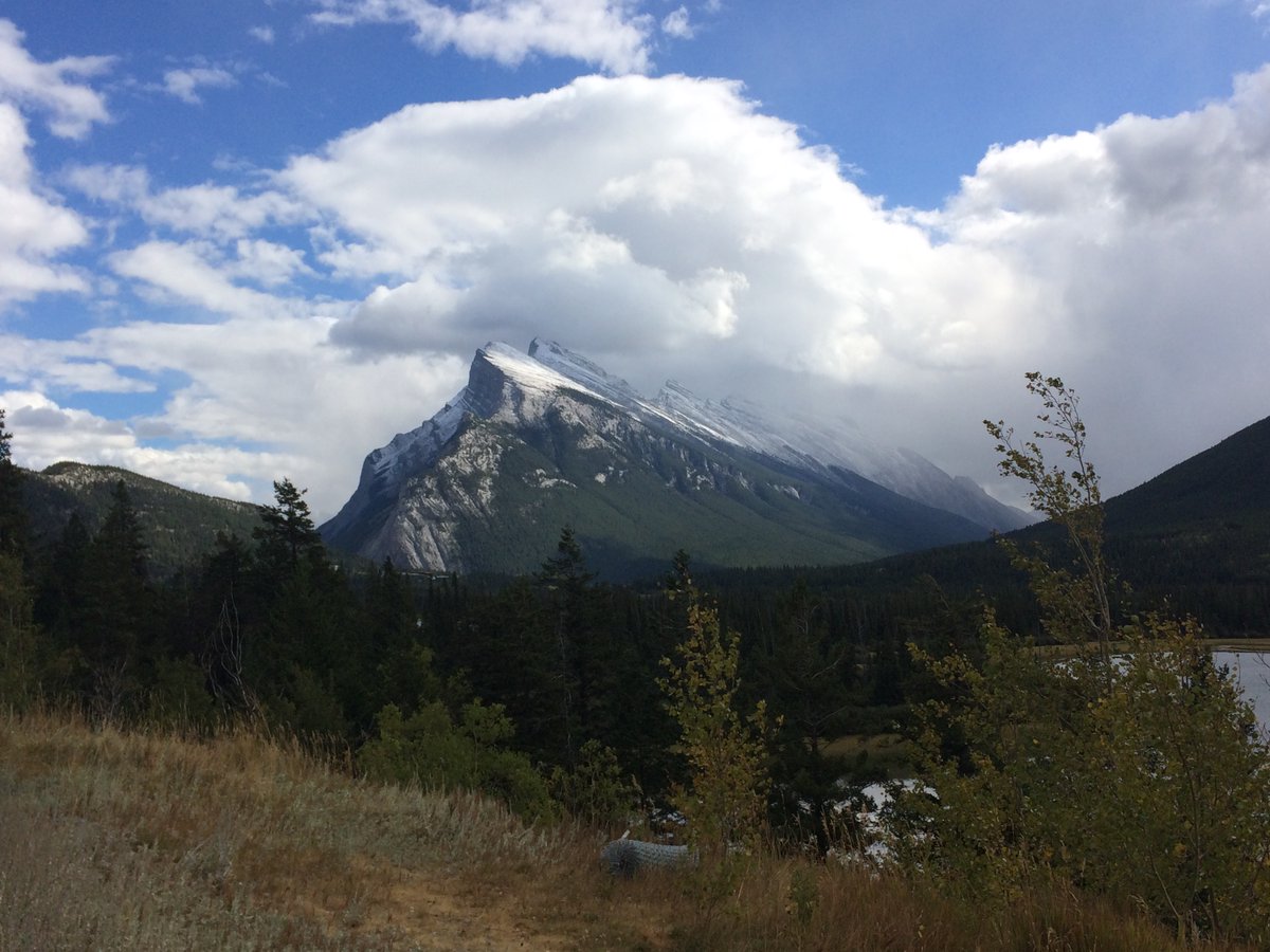katechkah's tweet photo. A všechno jednou končí. Přespáváme v Lake Louise kempu obehnáni elektrickým ohradníkem, protože je období říje. Je čas zrušit totel, uklidit Dodge Grand Caravan a vrátit se do Calgary. Čeká náš 15 hodinová cesta do Vancouveru. Nechce se nám. #lajftrip https://t.co/xQMzIEQTYy
