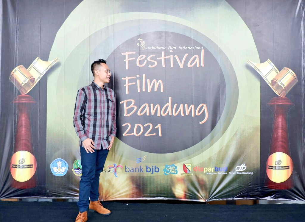 me_idy's tweet photo. sudah hadir di #FestivalFilmBandung 2021 yang mengungkap tema "Untukmu Film Indonesiaku"
Semoga film Indonesia jadi tuan rumah di negeri sendiri dan tamu terhormat di luar negeri.
Jayalah, industri kreatif di Indonesia. Terutama film dan televisi ya 😉
#FFB34
#FFB2021 https://t.co/yWMfrggCpB