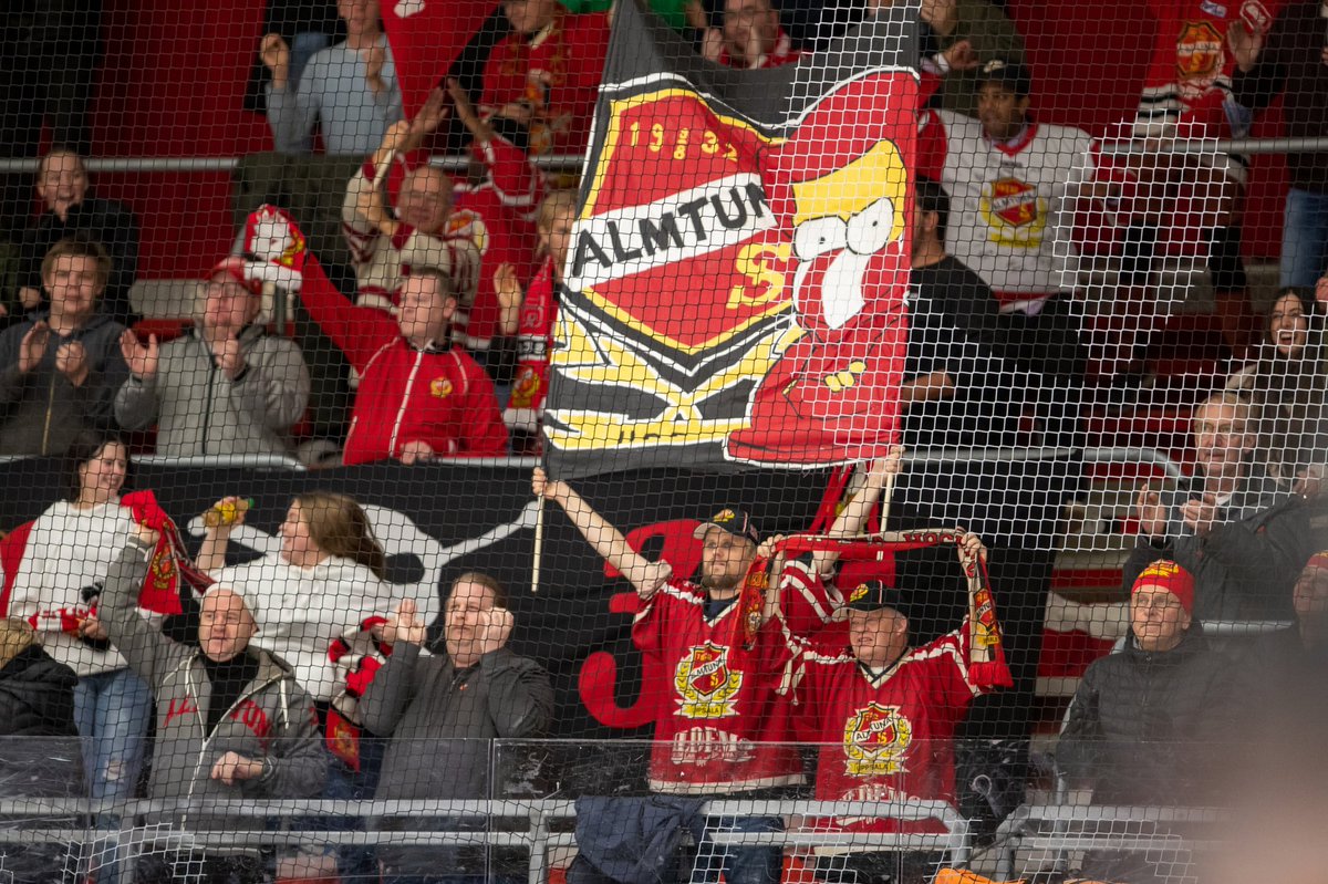 Almtuna_1932's tweet photo. Stort tack till alla för en härlig inramning av matchen igår. Riktigt spännande huvudmatch. 

Matchvärden Structor körde företagshockey. IQ fuel var hos oss med puckskjutnings tävling. Cmore hade erbjudanden. Sist men inte minst alla ni som fyllde läktarna i rödvita färger! https://t.co/PEXMEwTgP8