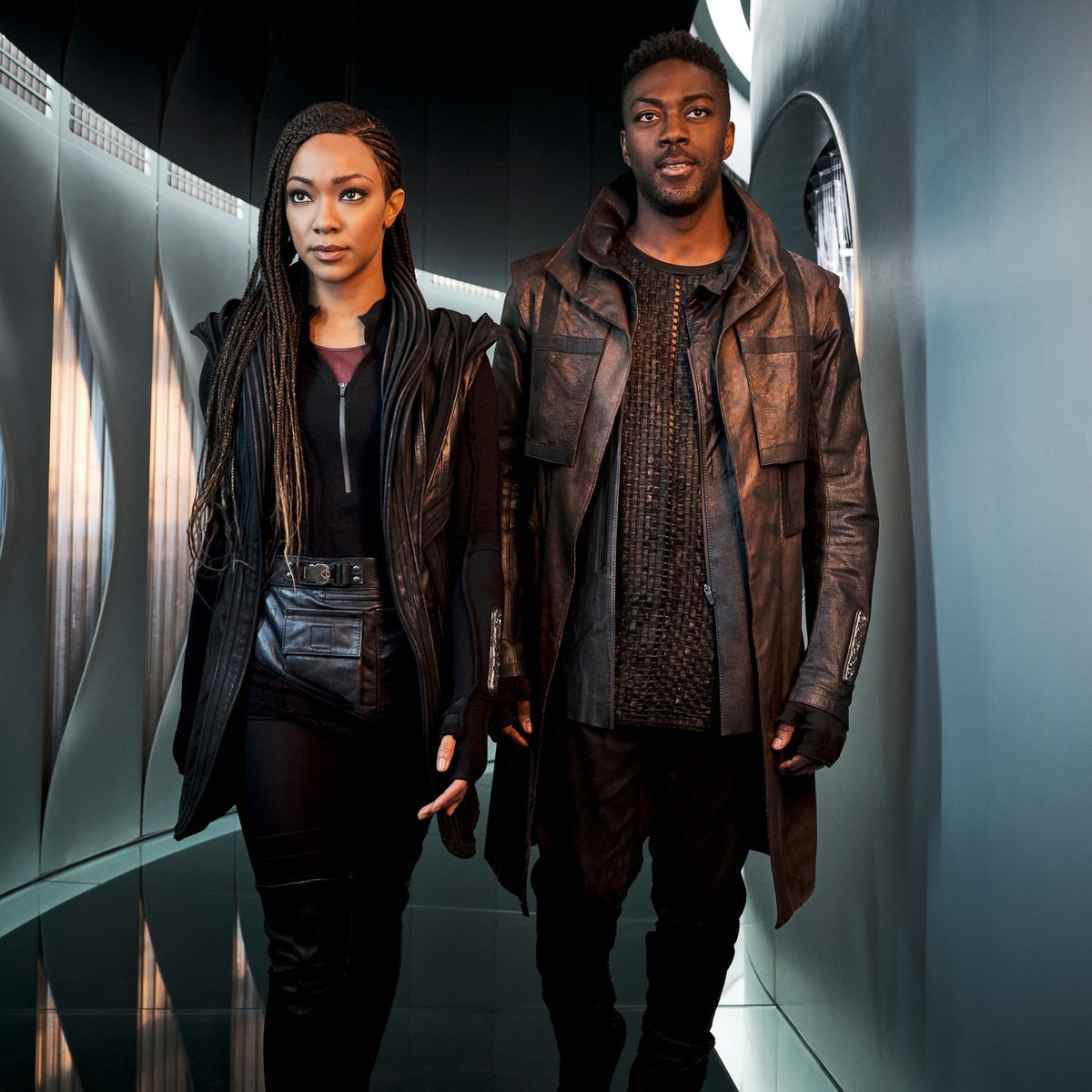 Dieses Wochenende schon was vor? Was hältst du davon, der Crew der #DISCOVERY in ein Wurmloch und damit in eine noch fernere Zukunft zu folgen? #Staffel 3 der #StarTrek Serie ist jetzt als #Download erhältlich: paramnt.de/dhE9tl
#StarTrekDiscovery