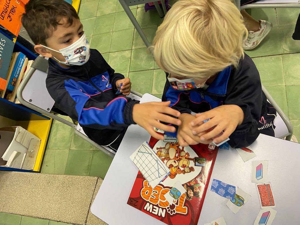 MaristasJaen's tweet photo. En #inglés , desde edades tempranas, es fundamental la #comunicación oral. Así que, los niños de #primerodeprimaria han creado su propia #tienda de #classroomobjects para desarrollar esta destreza.    https://t.co/edQU0DgFqF
#somosRed #MaristasEscucha #somoseducación https://t.co/XDrI1dZnni