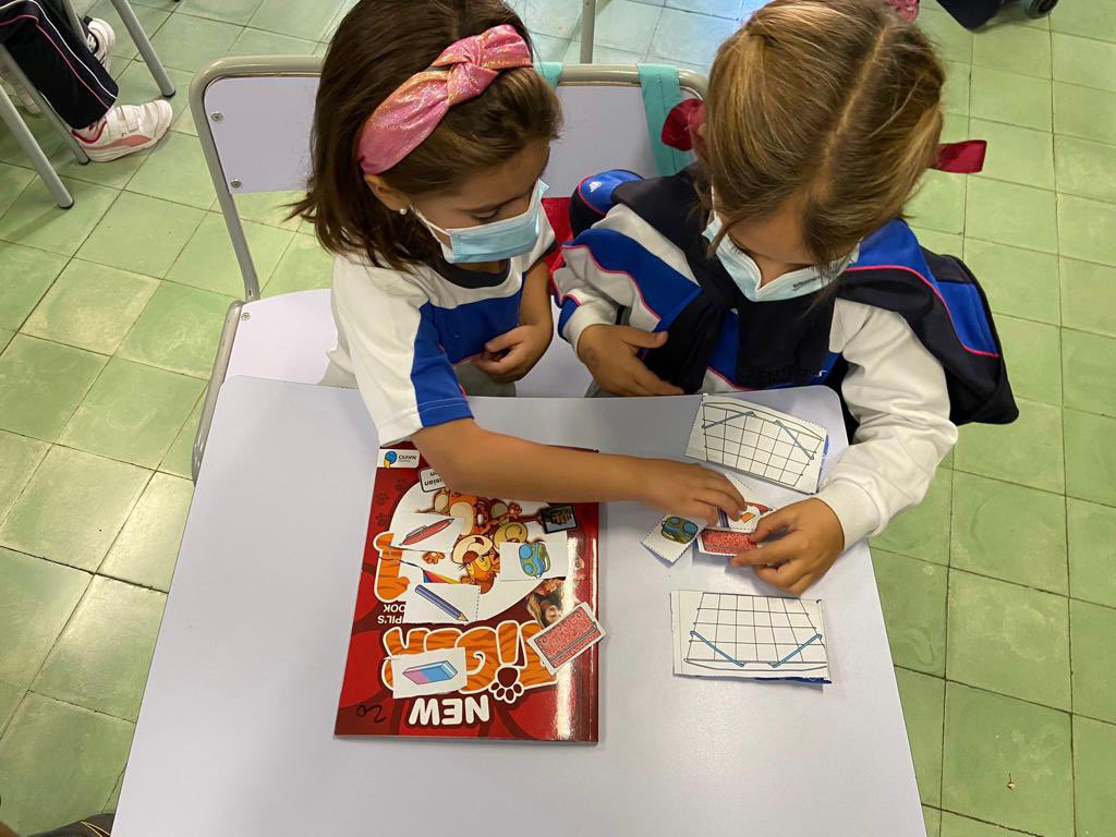 MaristasJaen's tweet photo. En #inglés , desde edades tempranas, es fundamental la #comunicación oral. Así que, los niños de #primerodeprimaria han creado su propia #tienda de #classroomobjects para desarrollar esta destreza.    https://t.co/edQU0DgFqF
#somosRed #MaristasEscucha #somoseducación https://t.co/XDrI1dZnni
