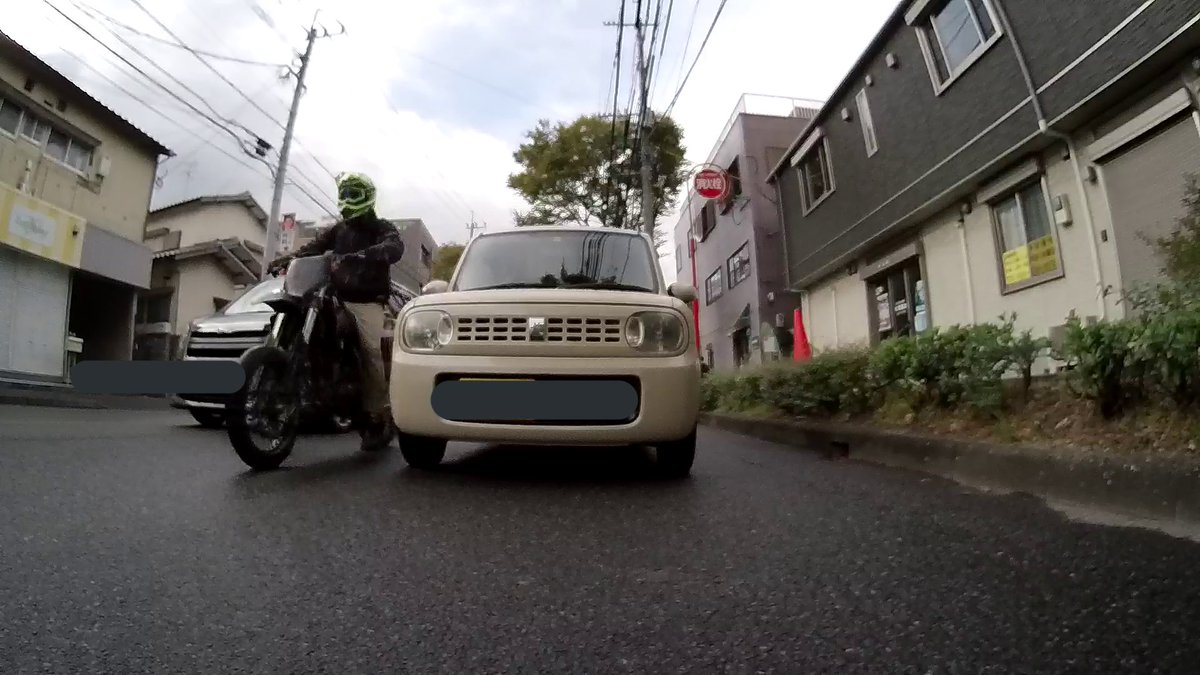 hawks_nurseman's tweet photo. 先日10月20日午前8時42分頃
信号待ち中にすり抜けしてきたバイクに当て逃げされました❗️
警察に届け済みです。
逃げ得なんて絶対許しません💢
しかし、ドラレコを確認してもナンバープレートがちゃんと見えない…これってナンバープレート曲げてる❓
車種とかわかる人がいたら教えて欲しいです❗️ https://t.co/AzlYpavJ18