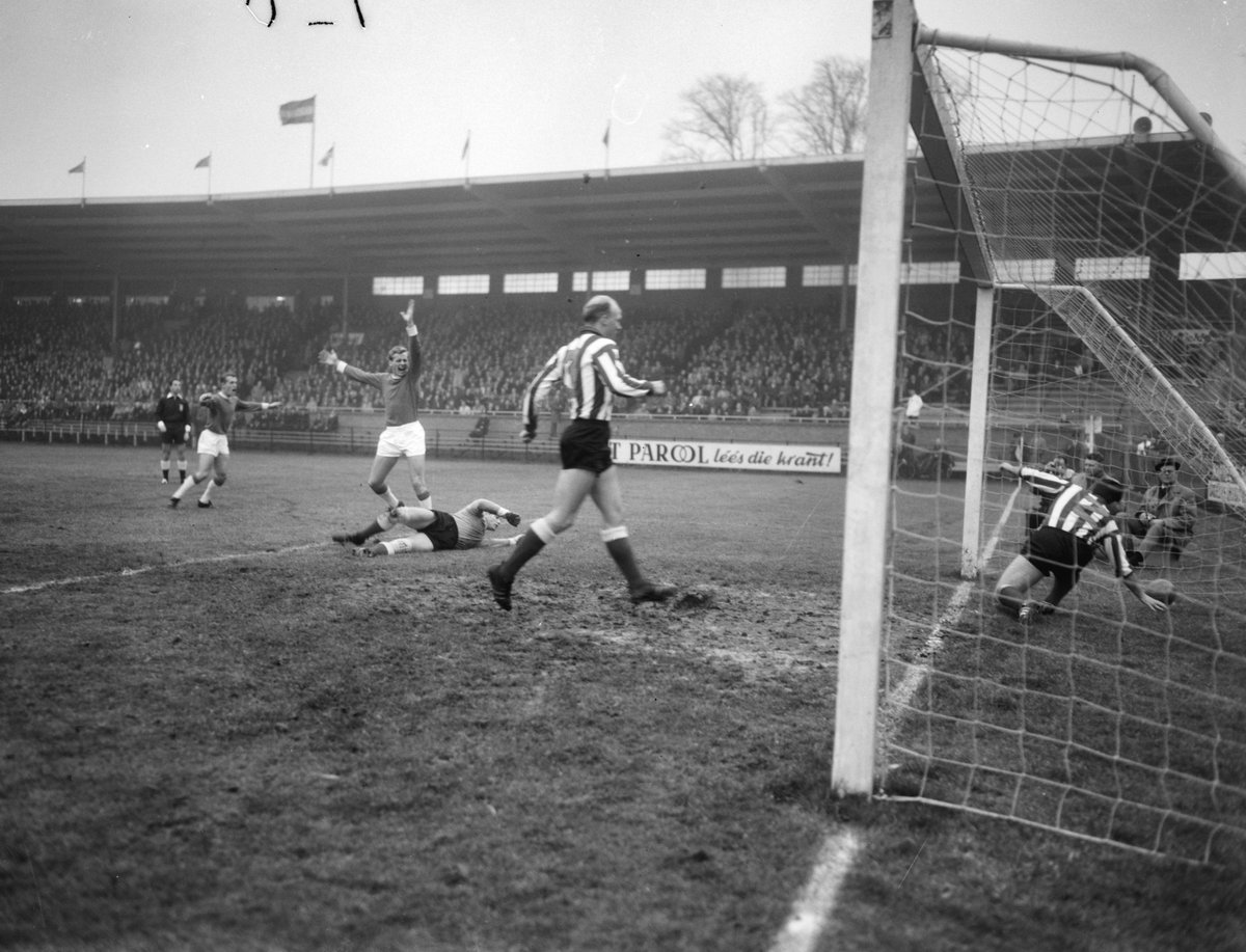Voetballegends1's tweet photo. Morgen speelt @AFCAjax in de Johan Cruijff Arena tegen PSV. De hoogste Amsterdamse zege in eigen huis tegen PSV vond plaats op 22-11-1964. Door goals van Nuninga (2x; foto Nationaal Archief), Swart (2x) én de 17-jarige uitblinker Johan Cruijff werd het 5-0. #ajapsv #ajax #nuninga https://t.co/C7imXIh4xk