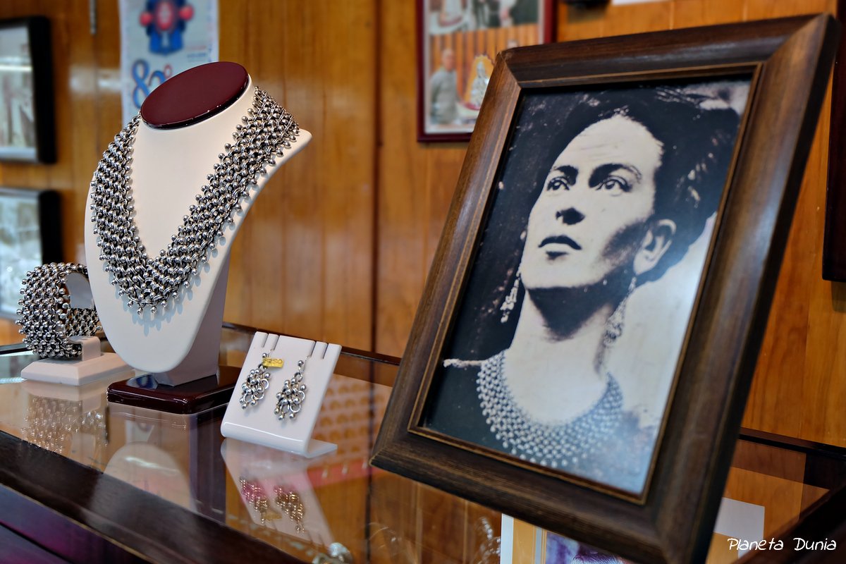 Sólo tienes que tropezar con las joyas arquitectónicas de época colonial y las viejas casonas de fachada blanca y tejados rojos, para enamorarte para siempre de #Taxco; la capital de los orfebres de la plata planetadunia.com/2021/10/taxco-… #ViajoconNuevaYork360 #VisitMéxico