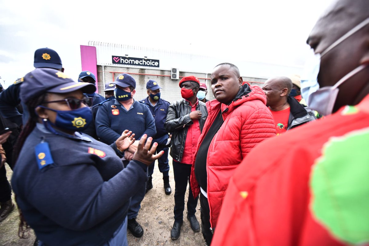 EFFSouthAfrica's tweet photo. [HAPPENING NOW]: Management of Liberty Promenade Mall and SAPS locked the entrance to access the mall, in their attempt to prevent the EFF

Management says this is private property. Yet that racist party &amp; the yellow t-shirts gang were here a couple of weeks back and were allowed https://t.co/stFCpv5MaO