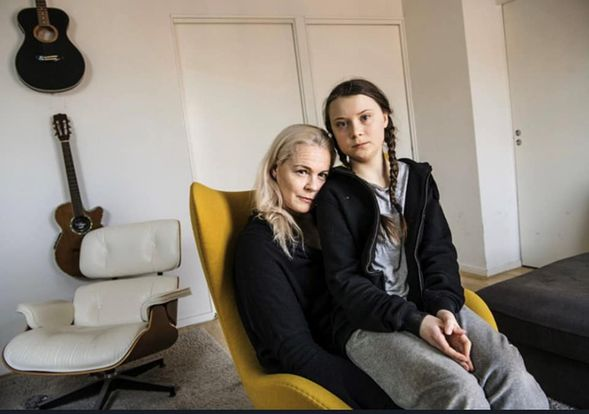 Willi_Shake_01's tweet image. Greta e la sua mamma nella loro casa. 
Quella poltrona nella foto dietro di loro è la "Eames Lounge Chair", icona del design moderno. 
Realizzata con pelle di animale costa più di € 8.000...
Quella su cui sono sedute costa più di 9.400 euro.
Compreso chi sono gli "ecologisti"?