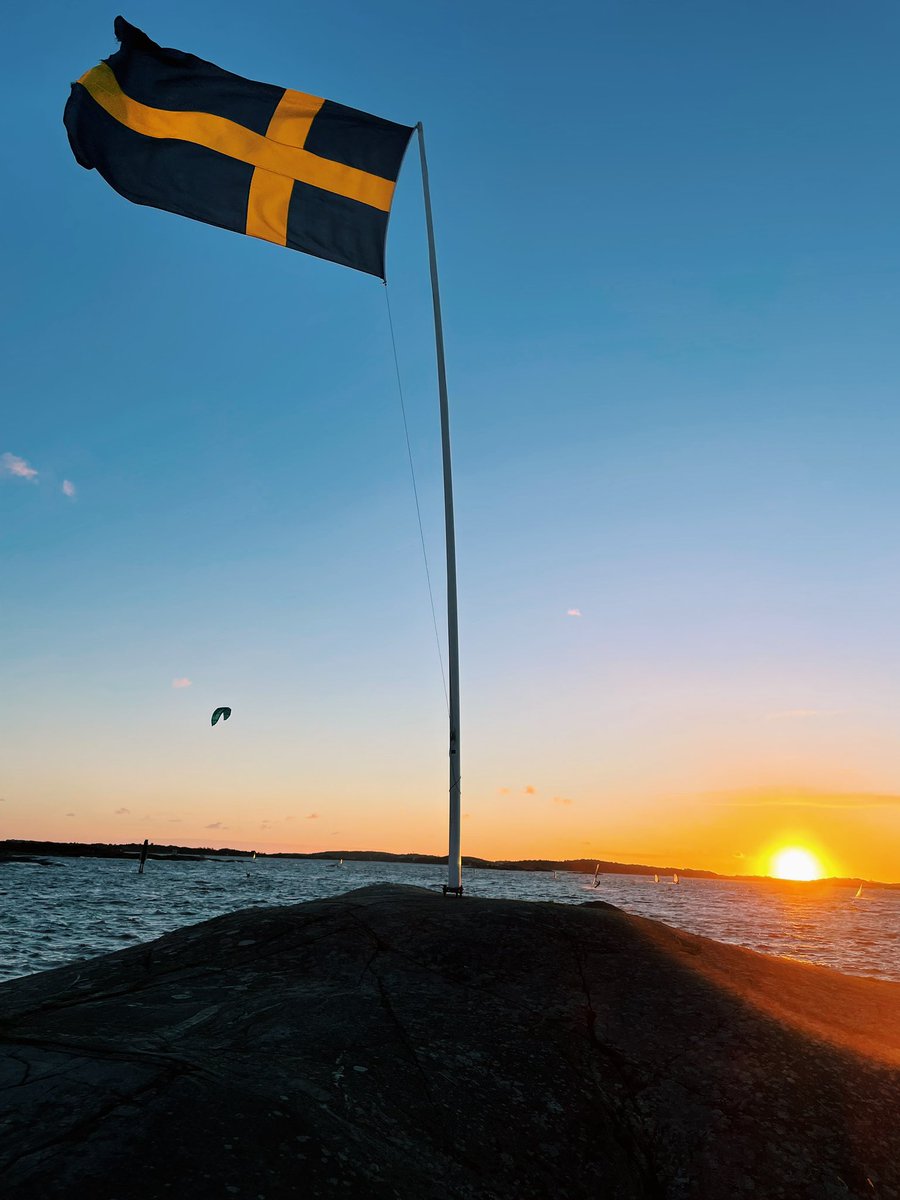 MarieHennion's tweet photo. I’m OBSESS with this very windy and cold sunset https://t.co/iFI2WprNGz