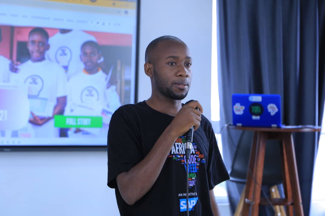 TeenzCrown's tweet photo. Mr.Andrew Kato of WIT-VR(Virtual Reality) talking about Virtual Reality
#VirtualReality #Africacodeweek #mindsetcoders https://t.co/46e352cgqH