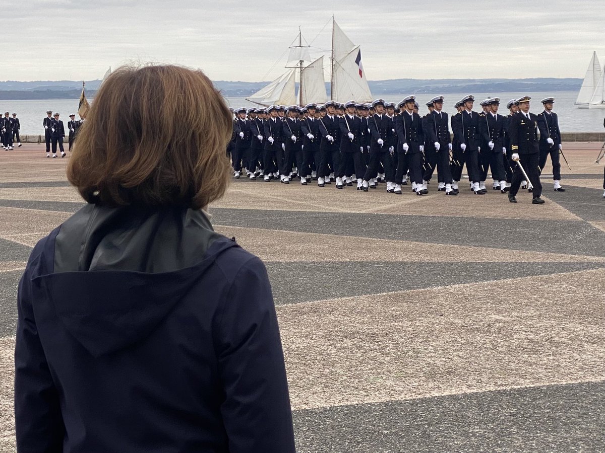 didierlegac's tweet image. Ce samedi matin à #LanveocPoulmic pour la présentation aux drapeaux de l’#EcoleNavale qui forment les #marins et officiers de demain, prêts à défendre les #valeurs de la 🇫🇷 sur toutes les #mers du globe 🌍. Avec @florence_parly @amiralVandier @premar_ceclant @RichardFerrand