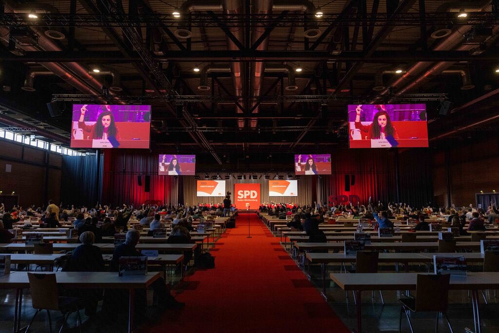 OHenning's tweet photo. Huch, ja, ist denn schon @spdde Bundesparteitag? Nein, die gebeutelte @spdbawue ist nach der #btw21 wieder obenauf und hat 500 Delegierte in die Freiburger Messe geladen. Mit dabei: @EskenSaskia @dpa #dpareporter Foto: @PhilippDitfurth https://t.co/UgJWrFyLIL