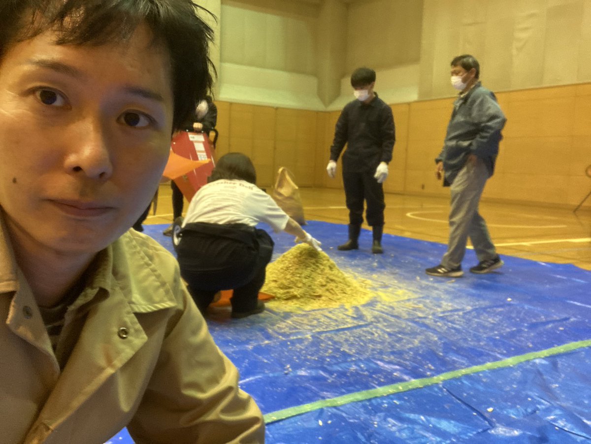 takizawa0914's tweet photo. 次は竹よ！！これからは竹よ！！竹で生ごみ���分解してやる！！覚悟しろ、生ごみ！！竹チップコンポストで生ごみを減らして、日本のごみを減らしてやる！！今、電車の中を8.6キロの竹チップを持って帰っている。 https://t.co/9JL4lBQMTQ