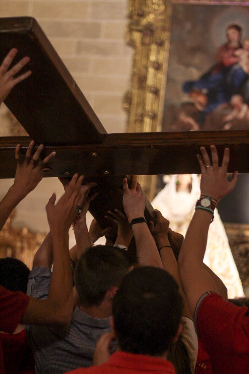 ⚜️ En el día de ayer, miembros de <a href="/JuventudelRocio/">Juventud del Rocío</a> y Junta de Gobierno participaron en la recepción de los iconos de la <a href="/jmj_es/">JMJ Seoul 2027</a> en la Santa Iglesia Catedral Basílica, los cuales hicieron estación ante nuestra Sagrada Titular, María Santísima del Rocío Coronada.

#CofradíasMLG