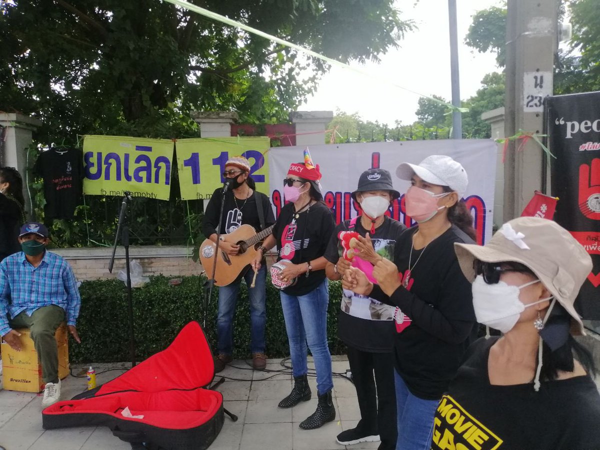 iLawFX's tweet photo. 16.25 น. ที่เรือนจำพิเศษ กทม. กลุ่มทะลุฟ้า จัดกิจกรรม #ม็อบ23ตุลา มีการติดป้ายผ้า พร้อมจัดเวทีเสวนา “FREE OUR FRIENDS FREE OUR FUTURE  คืนอิสรภาพ ปฏิรูปกระบวนการยุติธรรม”

โดยมีประชาชนประมาณ 50-60 คน ที่เข้าร่วม และมีตำรวจคอยสังเกตการณ์อยู่รอบนอก https://t.co/6nJEwc5mkS
