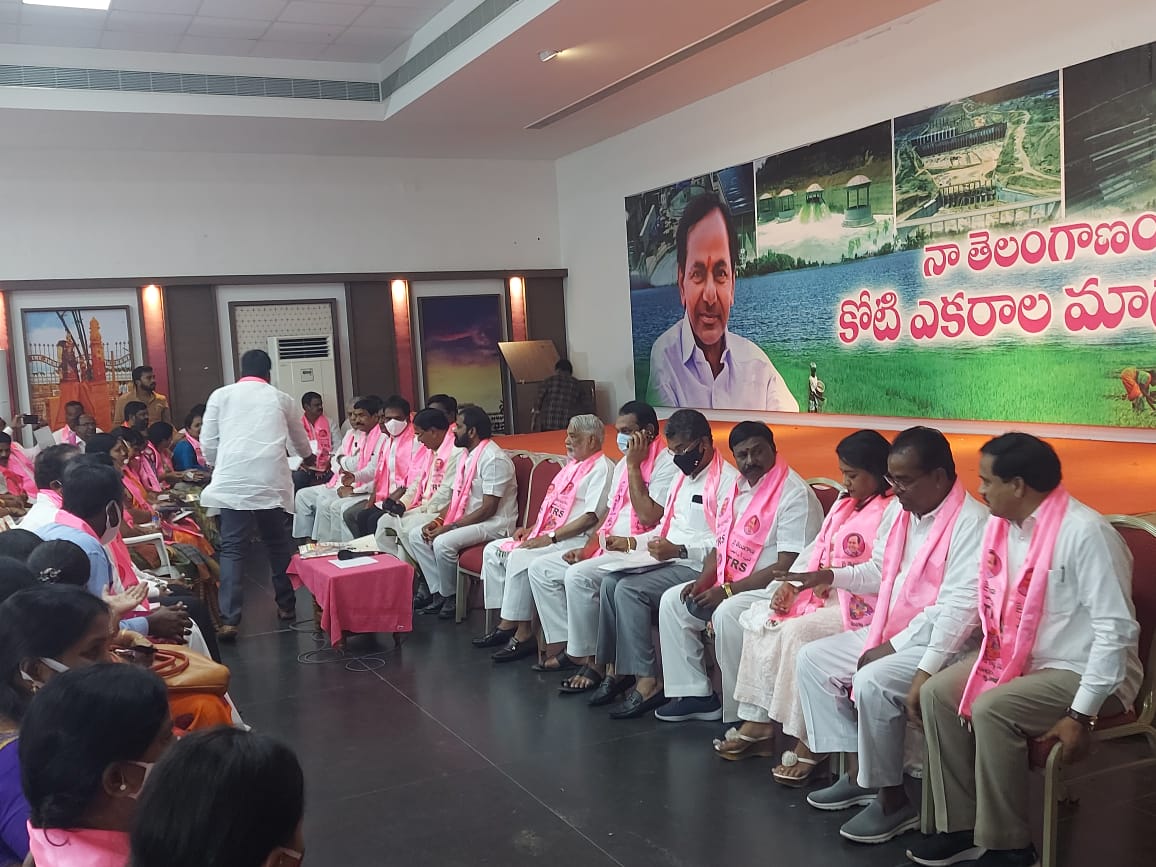 amaravadiln's tweet photo. Today Telangana state Industrial corporation (#TSIDC) Chairman Amaravadi Laxminarayana garu attended a meeting at LB Nagar with other TRS Party members.
#TRS #KCR #KTR #AmaravadiLN #AmaravadiLaxminarayana https://t.co/KyQpn1xCJA