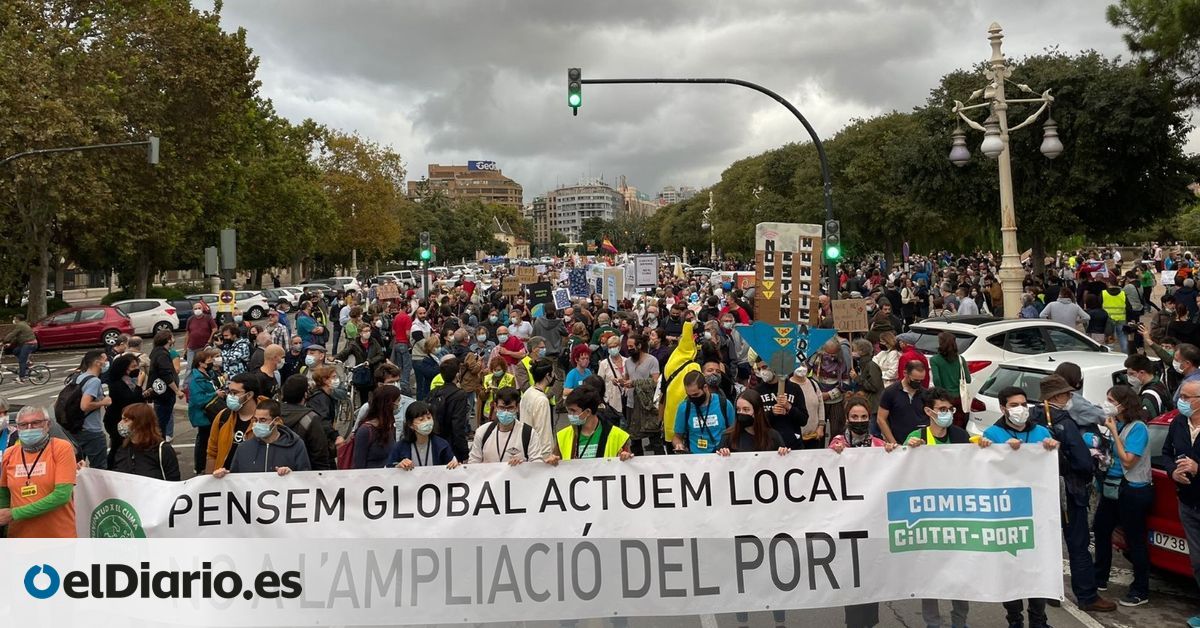 Hui hem cridat ben fort No a cap ampliació del Port! No a este model econòmic que desatèn les necessitats del planeta i l'emergència climàtica que vivim. No a la destrossa del territori.
#NipelNordNipelSud
#NoAmpliacióPort