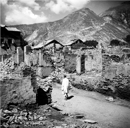 RadioChinar's tweet photo. A dispute had broken out among the invaders over the loot
The tribals wanted to transport the wealth back to their training camp in Garhi Habibullah instead of advancing
#BlackDayForKashmir 
#PakButchersofKashmir
#SavioursofKashmir47
#BudgamLanding 
@Tiny_Dhillon 
@kakar_harsha https://t.co/aXkLsRfoJl