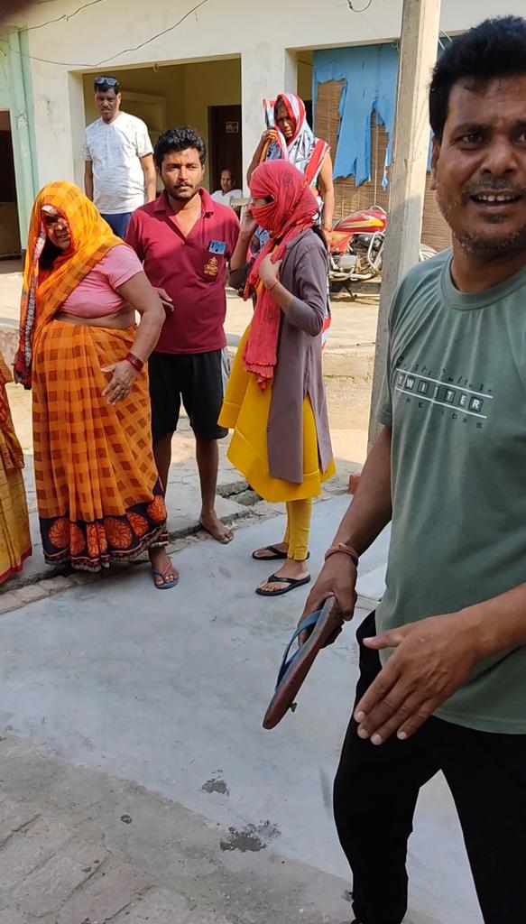 vipin8903's tweet photo. @DMFarrukhabadUP @Uppolice @BJP4UP @AmitShah @PMOIndia @myogiadityanath @priyankagandhi @yadavakhilesh महोदय मुझे और मेरे परिवार को दबंगों द्वारा बहुत परेशान किया जा रहा है सभी मिलकर हमारे घर के बहू बेटियों को एवं पुरुषों के साथ आए दिन मारपीट एवं अभद्रता करते हैं कृपया मदद करें https://t.co/zL3deoq0Z0