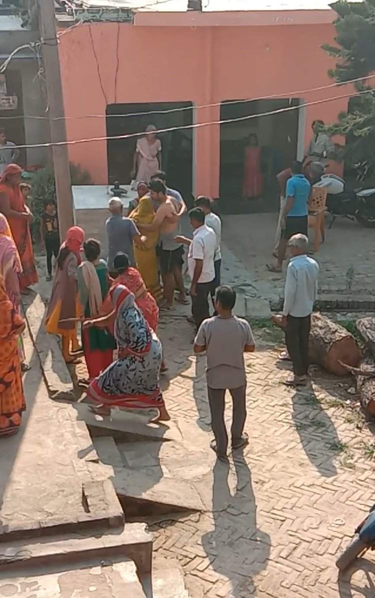 vipin8903's tweet photo. @DMFarrukhabadUP @Uppolice @BJP4UP @AmitShah @PMOIndia @myogiadityanath @priyankagandhi @yadavakhilesh महोदय मुझे और मेरे परिवार को दबंगों द्वारा बहुत परेशान किया जा रहा है सभी मिलकर हमारे घर के बहू बेटियों को एवं पुरुषों के साथ आए दिन मारपीट एवं अभद्रता करते हैं कृपया मदद करें https://t.co/zL3deoq0Z0