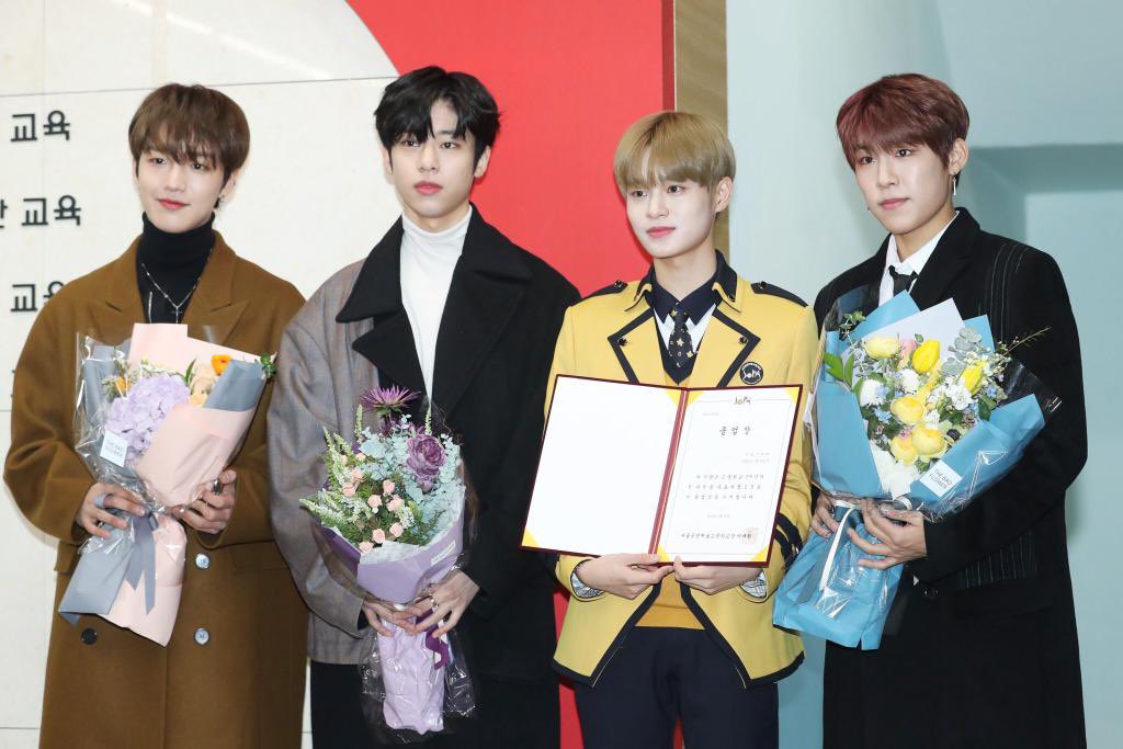 พุดอีกครั้งว่าน้องแดฮวีโชคดีมากที่เรียนจบตอนที่กำลังอยู่ในยุคทองอะ คุนแม่ๆยืนยืดอกไม่หยุด ได้ถ่ายรูปแกร้ดลง naver x dispatch ด้วยแถมยังมีพี่หล่อๆเท่ๆอีก 3 คนไปหาอีก