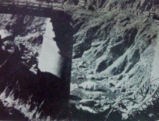 RadioChinar's tweet photo. When the Raiders' convoy was ready to begin its march towards Srinagar, Brig Rajinder had already blocked the route with the rubble of steel bridges across the bend near Uri
#BlackDayForKashmir 
#PakButchersofKashmir
#SavioursofKashmir47
#BudgamLanding 
@NAN_DINI_ 
@MayorofS https://t.co/mrlhjTAbmg