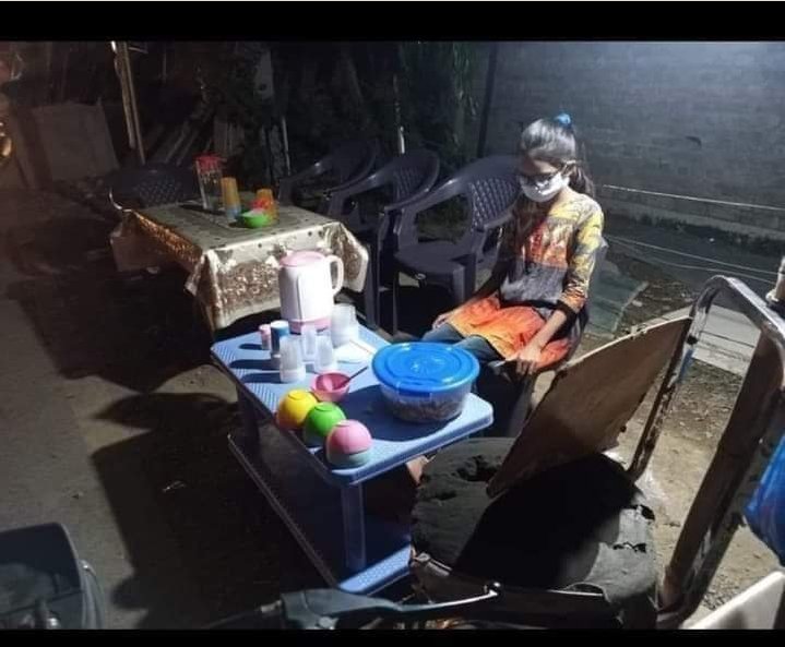 Arooj Foodpoint An Orphan girl selling 'Aalu chany' at BOR road near Allah hu Gol chakkar, Lahore It's just amazing ❤️, please visit her ! Sirf 2 waqt ki roti k liye Raat gaye tak bethi rehti haii Please retweet