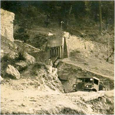 RadioChinar's tweet photo. The lorries leading the advance came to a screeching halt just before Uri, barely 70km from Muzaffarabad
The bridge at Uri was destroyed by Brig Rajinder &amp; his men
#BlackDayForKashmir 
#PakButchersofKashmir
#SavioursofKashmir47
#BudgamLanding 
@ajitsinghpundir 
@sandythapar https://t.co/9QyuwKirXG