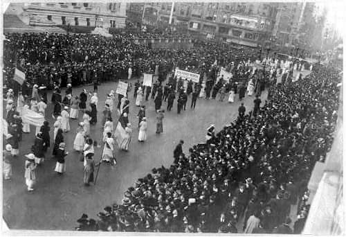 VictoriaVirtude's tweet photo. El 23 de Octubre de 1915, 20.000 mujeres marcharon por las calles de Nueva York. Por el derecho al voto de las mujeres.
Muchas gracias sufragistas. https://t.co/qA4kIn5fY1