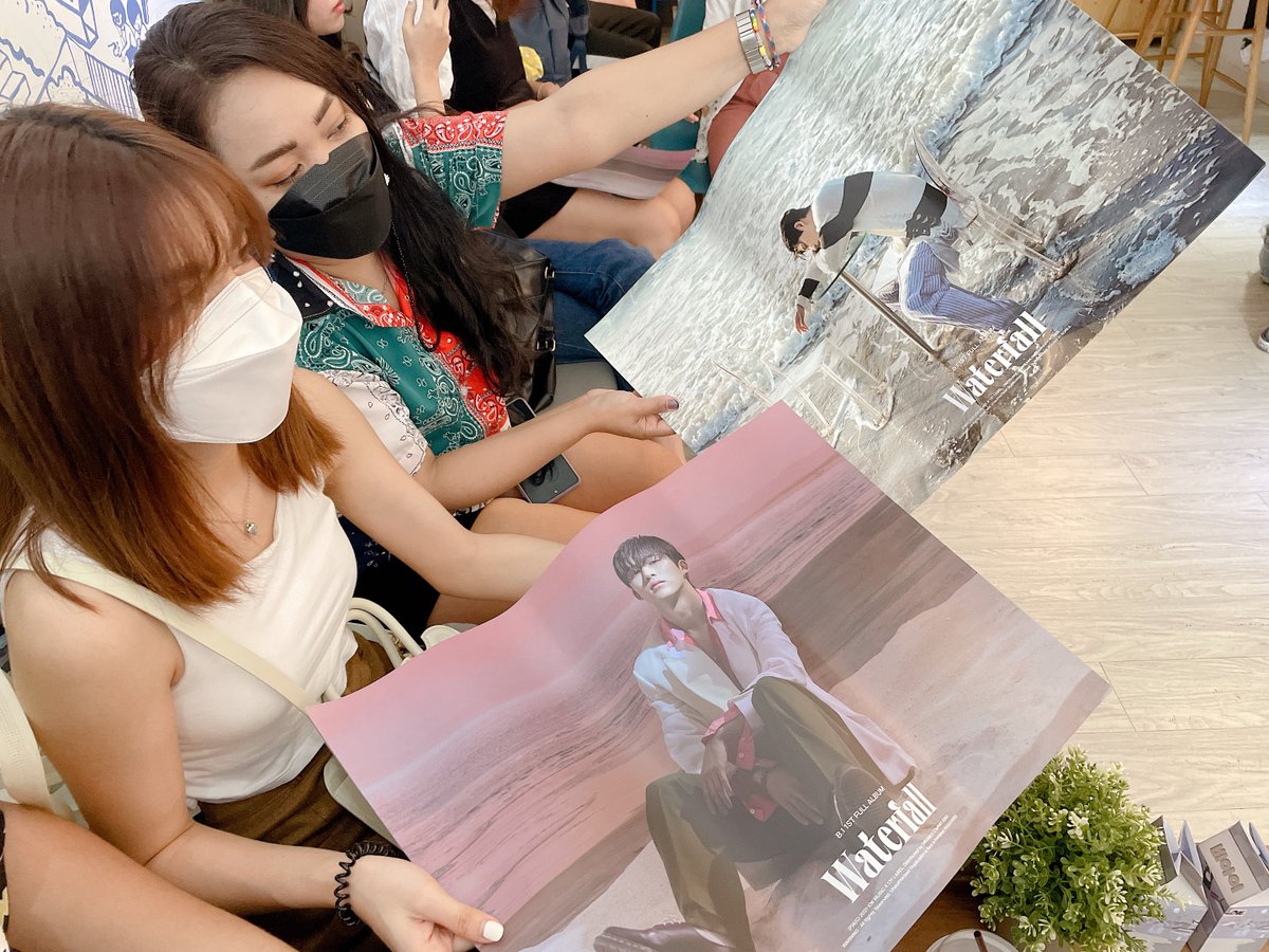 ramede_c's tweet photo. ล่าสุดแจกโปสบั้มฮันบินละค่าาา ใครมาเฟมารับได้น่าาา @2JKSTILLA

#HANBIN #ForHanbinTH #HAPPYHANBINDAY https://t.co/r7e10m1roZ