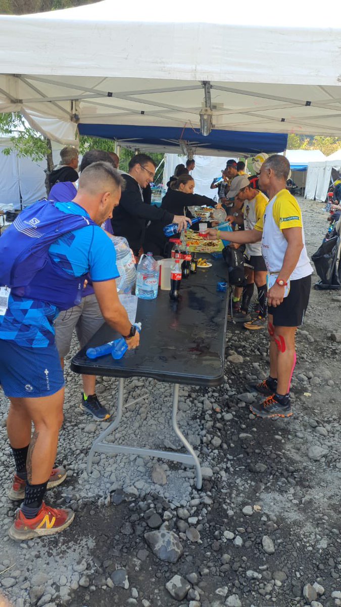 SFR_Reunion's tweet photo. Ambiance au poste de Deux-Bras, à la sortie de Mafate, où se côtoient désormais coureurs du Grand Raid et du Trail de Bourbon #grandraidreunion https://t.co/E07orRljJt