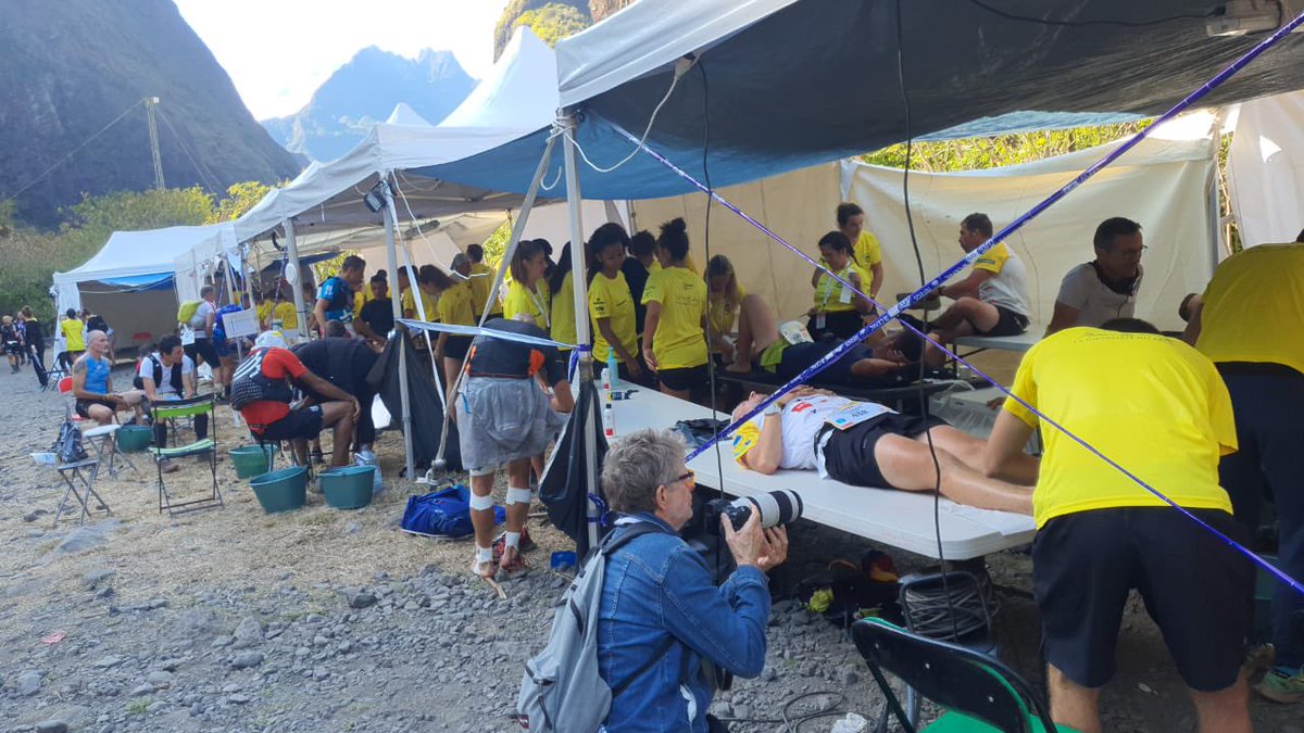 Ambiance au poste de Deux-Bras, à la sortie de Mafate, où se côtoient désormais coureurs du Grand Raid et du Trail de Bourbon #grandraidreunion