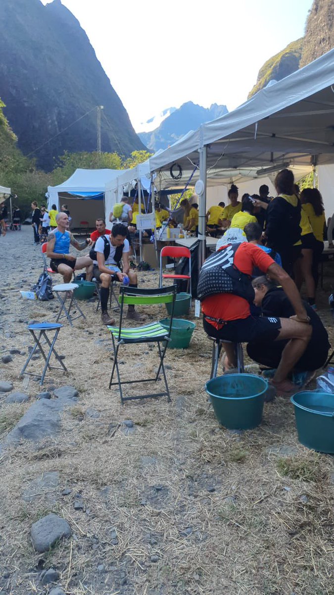 SFR_Reunion's tweet photo. Ambiance au poste de Deux-Bras, à la sortie de Mafate, où se côtoient désormais coureurs du Grand Raid et du Trail de Bourbon #grandraidreunion https://t.co/E07orRljJt