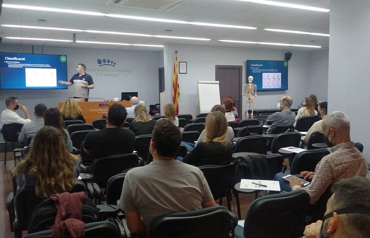 CollegiPodolegs's tweet photo. 👉📚 Seguint la programació de formació 2021, ahir vam reslitzar la 1ª i la 2ª edició del curs 
➡️ PROPOSTA/TEORIA DE REUNIFICACIÓ TEÒRICA BIOMECÀNICA ⬅️ a la 📍 Seu del Col·legi.

Gràcies a tots!

#biomecanica #podiatria #podo #podologia👣 #podología #collegipodolegscatalunya https://t.co/bsrfhuiwBE