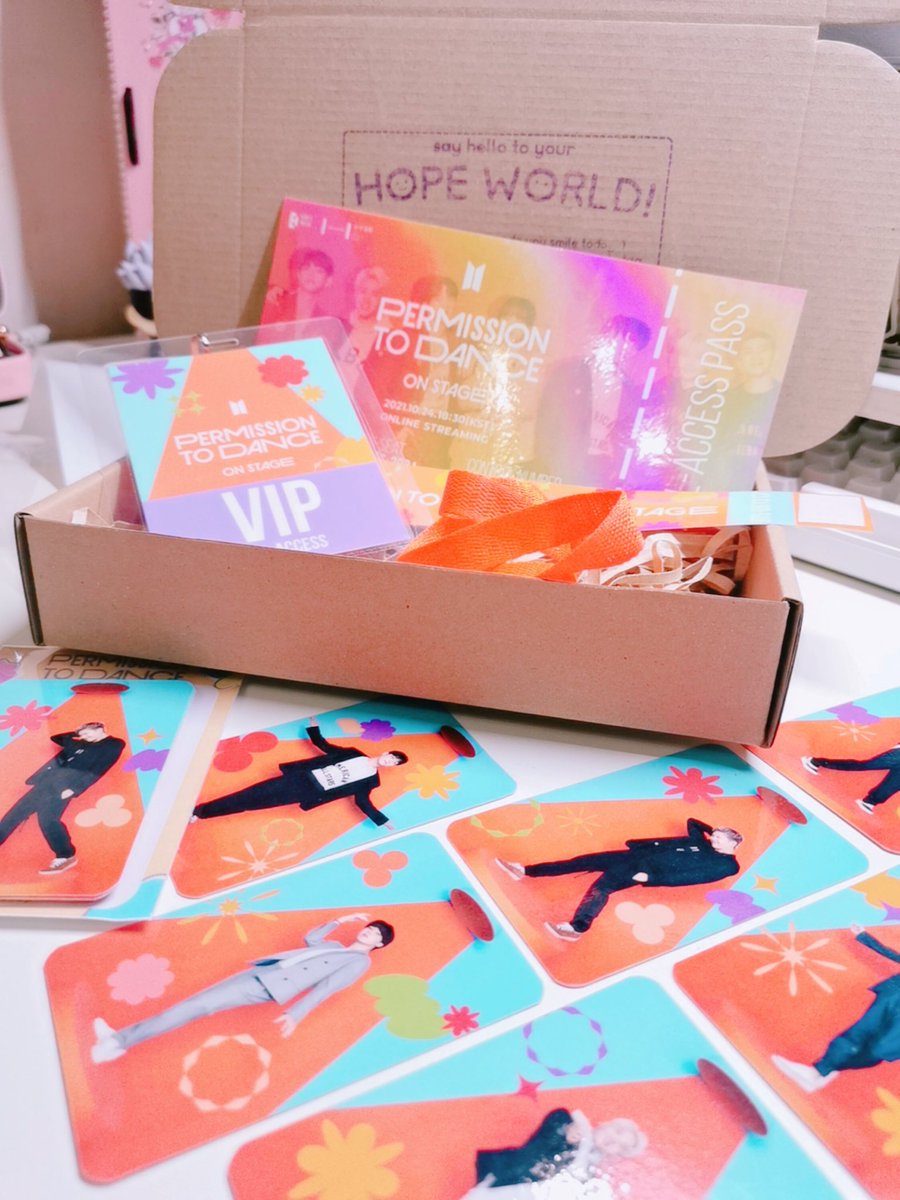 hopeworldshop's tweet photo. get our ptd kits in time for tomorrow's con! available on shopee or for same-day delivery🧡 dm us for orders✨

🏷 Php 220

inclusions:
🧡 LAMINATED VIP ID W/ LANYARD
🧡 VIP HOLO TICKET
🧡 WRIST BAND
🧡 PHOTOCARD SET (7 pcs)

shopee link: https://t.co/2WLgd6Ixhd https://t.co/fqjuEiR3Le