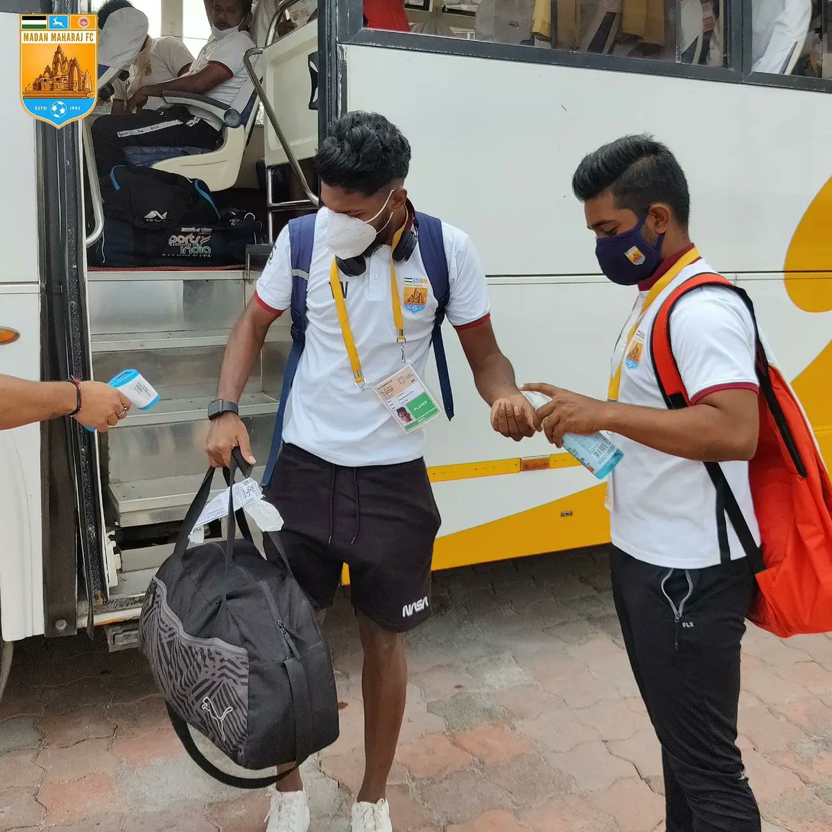 FcMaharaj's tweet photo. We have reached the venue 🏟️⚔️🔶

#MMFCDFC ⚔️
#HILQ2021 🏆
#IndianFootball ⚽
#MMFC 💪
#MatchDay 🤘 https://t.co/zFGFaqXntG