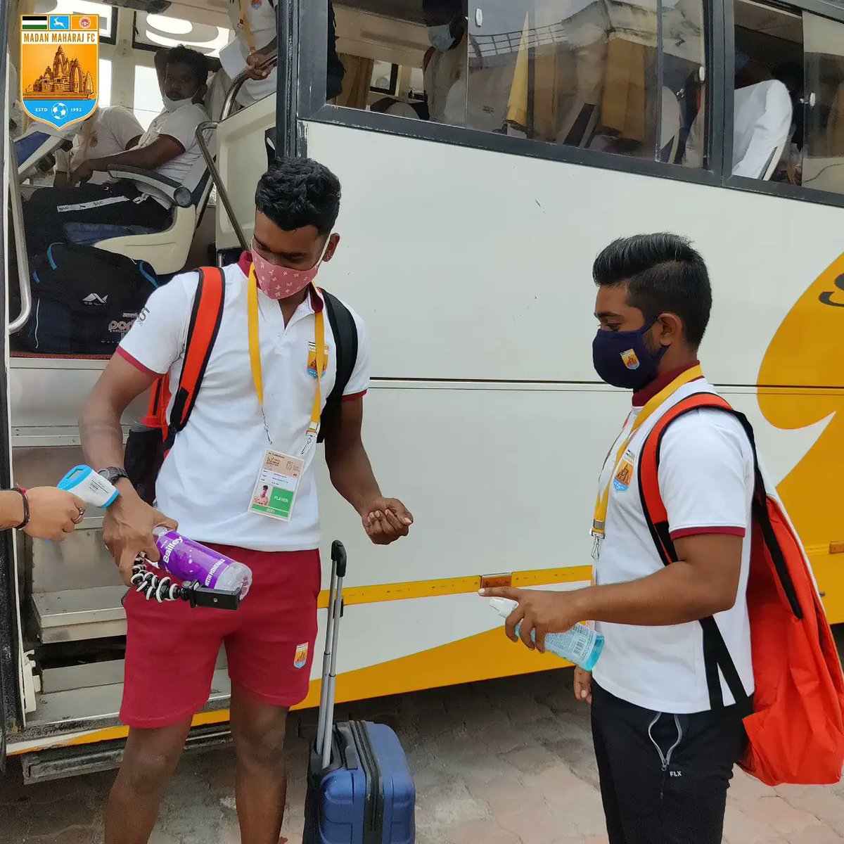 FcMaharaj's tweet photo. We have reached the venue 🏟️⚔️🔶

#MMFCDFC ⚔️
#HILQ2021 🏆
#IndianFootball ⚽
#MMFC 💪
#MatchDay 🤘 https://t.co/zFGFaqXntG