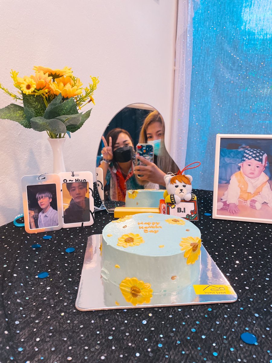131HanbirutO's tweet photo. ฮ้นบินครับ ถ่ายรูปกันนน ฮน่า ทูล เซท !
แชะ 📸
B.I HAPPY BIRTHDAY 🎂
#HitmakerHanbinDay
#김한빈호_탑승완_생일축하해
#HANBIN #BI
@shxx131bi131 @official131label https://t.co/e39JS9I990