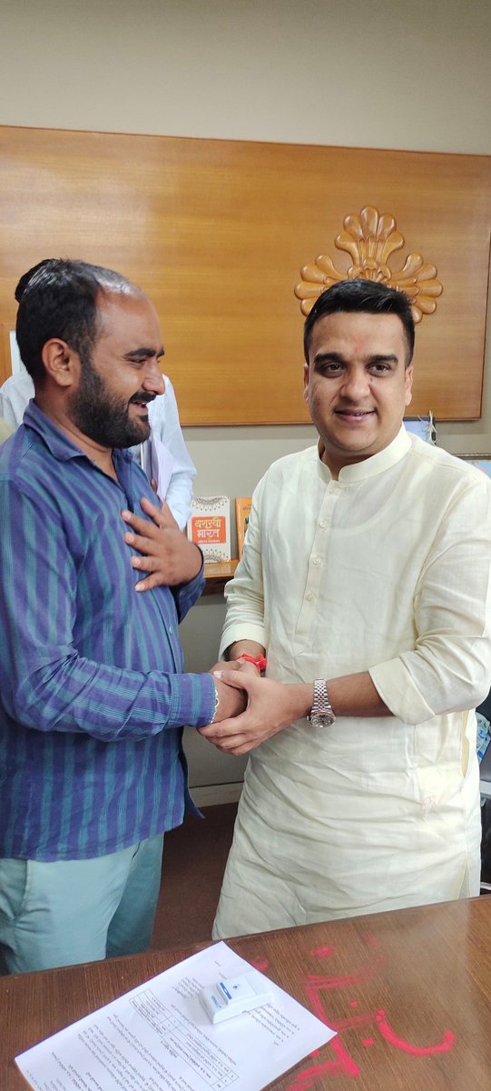 VMaldhari's tweet photo. #_ચલો_ગાંધીનગર_🏹
#_LRD_SOLUTION 
#_SRPF_SOLUTION 
સાહેબ @sanghaviharsh તમારા નિર્ણય સાથે નિરાકરણ જોઈએ🙏
અન્યાય સામે ન્યાય આપો
સાહેબ એવુંનો થાય યુદ્ધ એજ કલ્યાણ 🏹
@GujaratPolice 
@Bhupendrapbjp
@Amitmansabjp
@devanshijoshi71 
@Hasmukhpatelips
@YAJadeja https://t.co/Q0CobX5dWe