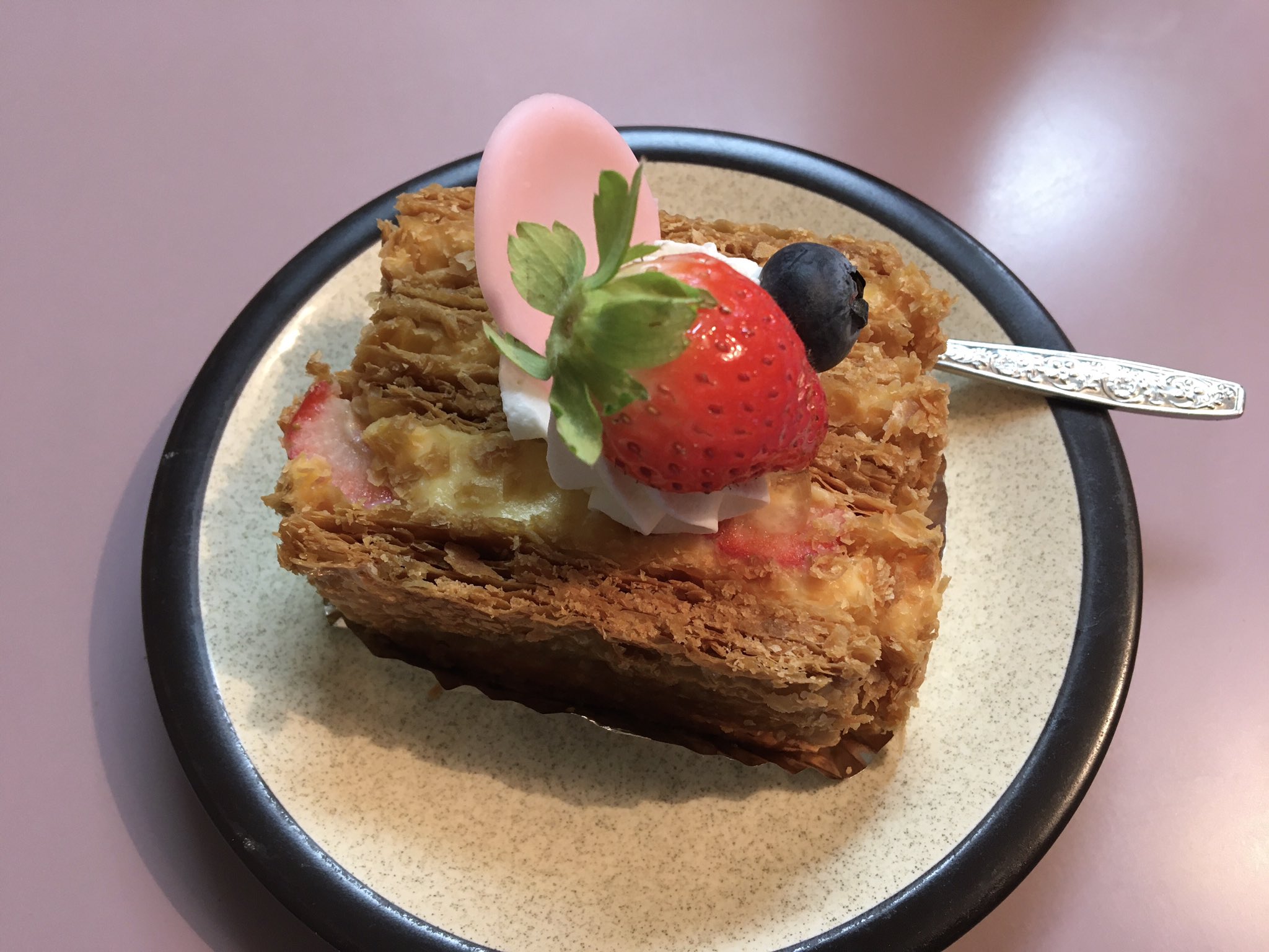 Tomuzaki 青森グルメ 青森スイーツ グルメ 青森ケーキ屋 友達にお菓子のお土産を準備で青森市戸山の ジークフリートへ どうしても食べたくなって ミルフィーユを購入 パイ生地のパリパリさと カスタード イチゴのバランスが最高 T Co