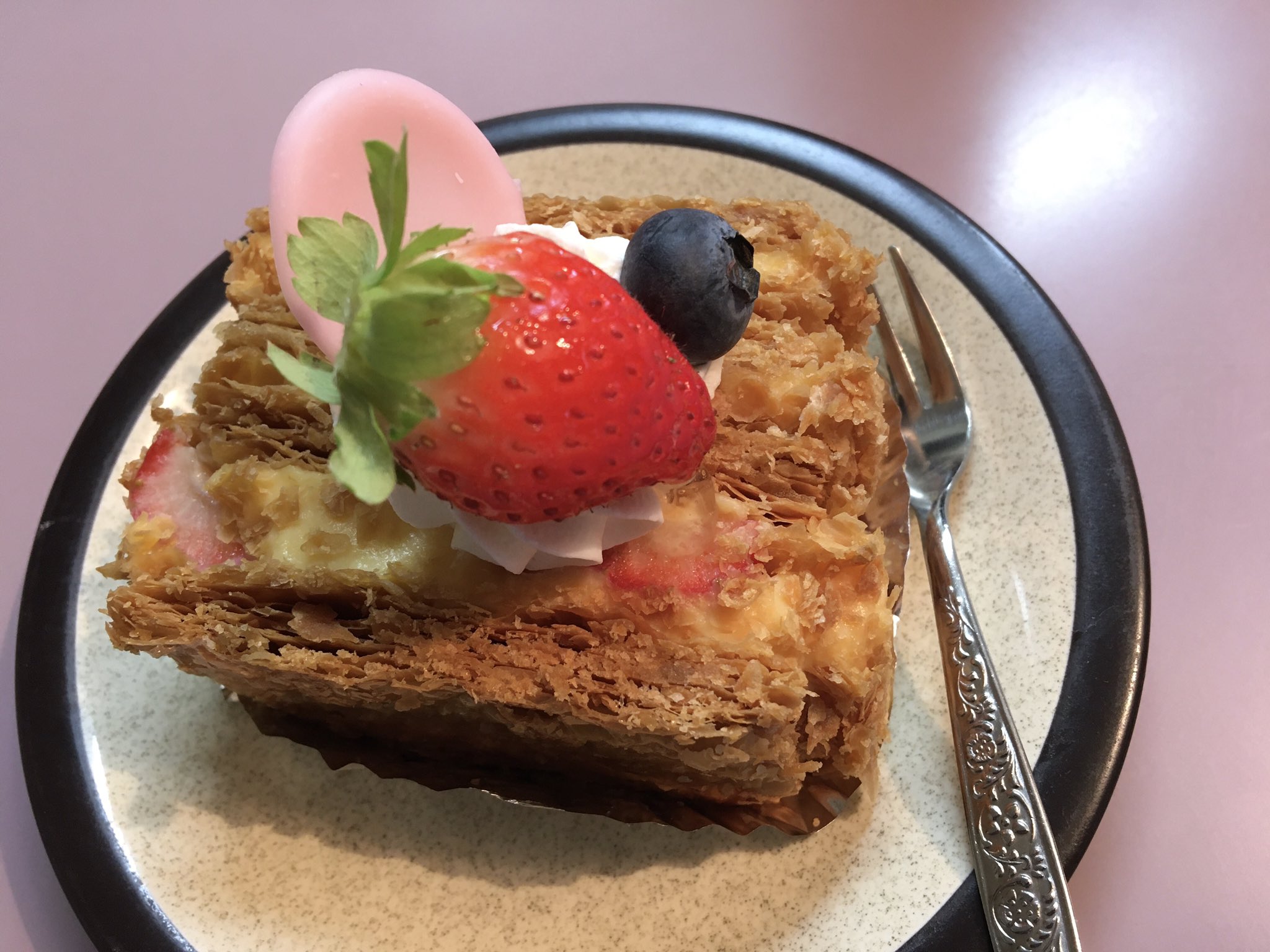 Tomuzaki 青森グルメ 青森スイーツ グルメ 青森ケーキ屋 友達にお菓子のお土産を準備で青森市戸山の ジークフリートへ どうしても食べたくなって ミルフィーユを購入 パイ生地のパリパリさと カスタード イチゴのバランスが最高 T Co