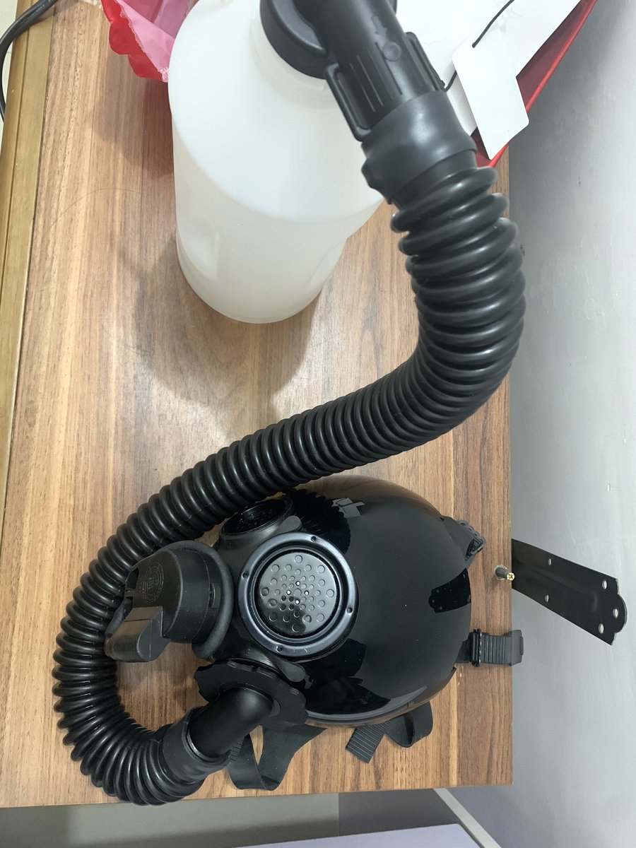 F6Yr2's tweet photo. 体验一下吗？
#gasmask
#breathcontrol
#SM
#字母圈
#rubberslave 
#rubbersuit 
#latex https://t.co/1U7D2uS79n