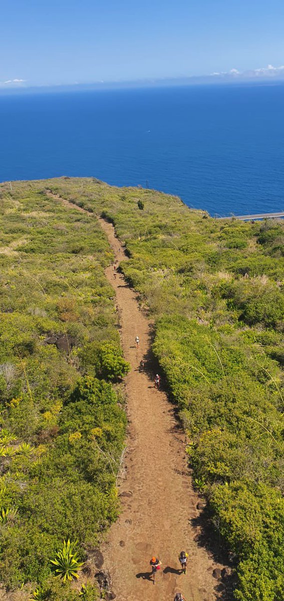 Encore une journée très chaude qui s’annonce sur le chemin des Anglais pour les coureurs du Grand Raid et du Trail de Bourbon 🥵 #grandraidreunion