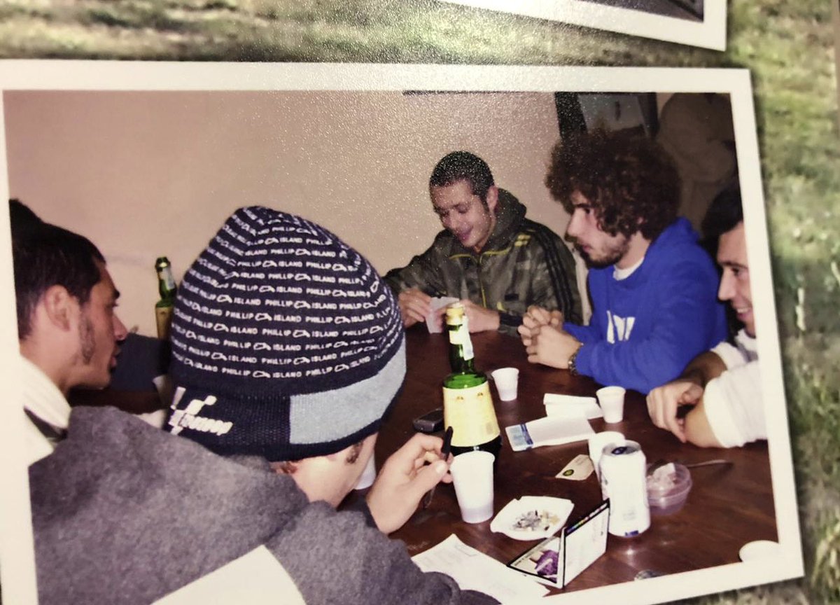 a me piace ricordarti così… dopo una bella giornata di allenamenti in moto da cross, a giocare a carte con me, @valeyellow46 e @mattiapasini… con una bella piadina e un bicchier di vino…
Ti mando un forte abbraccio amico e un grande urlo.. “CI MANCHI SIC!!”… Dio se ci manchi